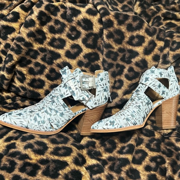 Open booties - Picture 3 of 5